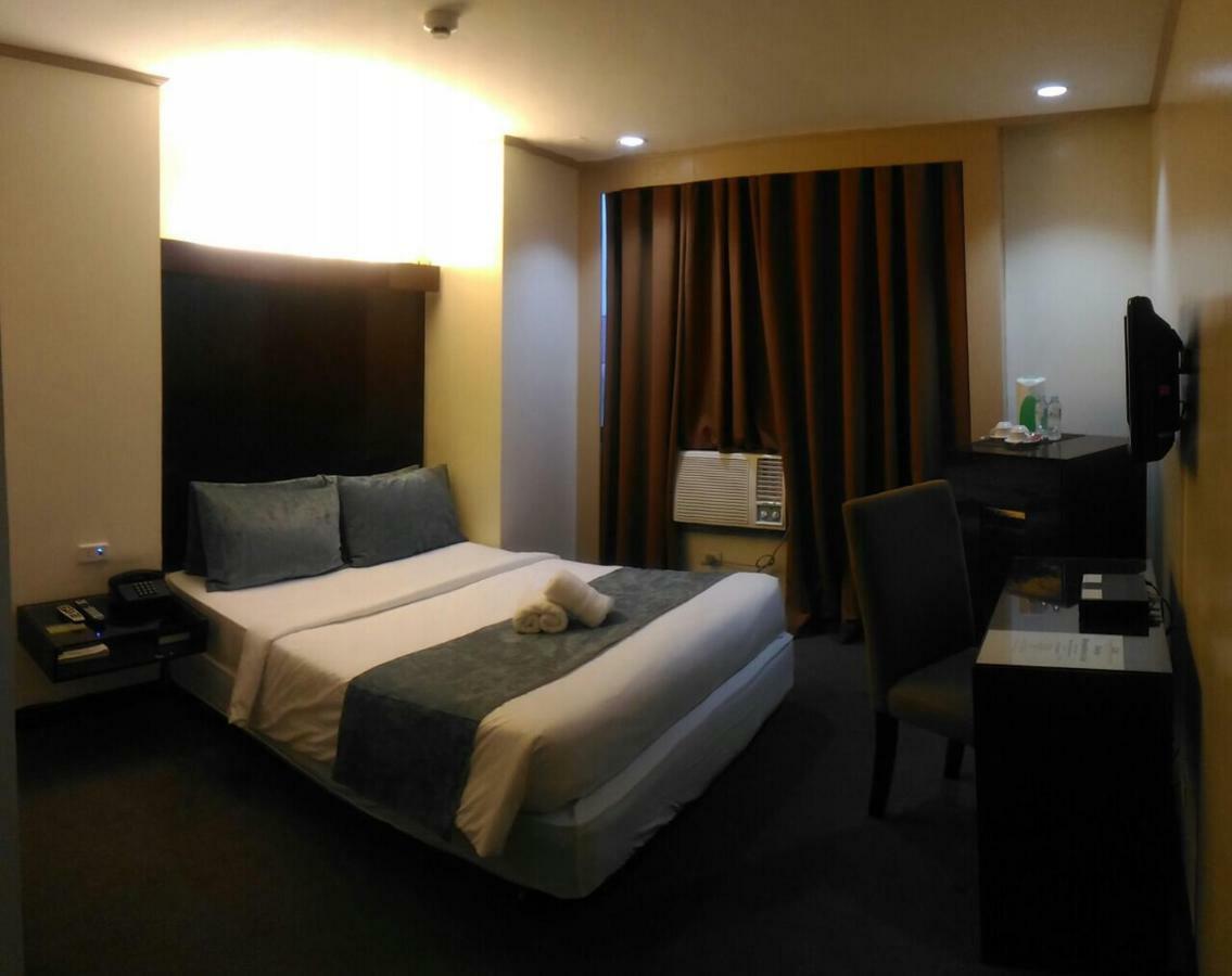 White Knight Hotel Cebu Exteriör bild